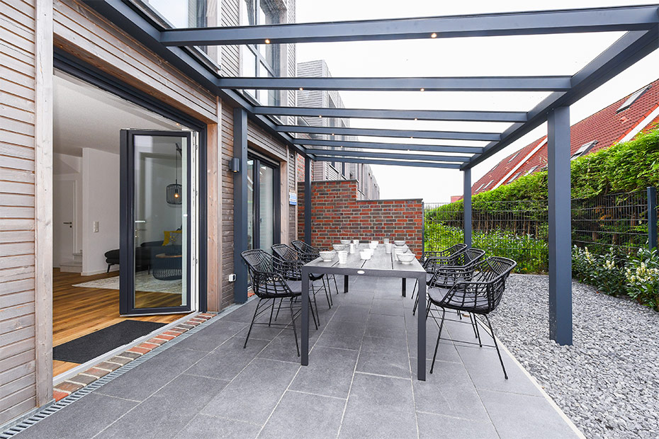Überdachte Terrasse mit großem Esstisch